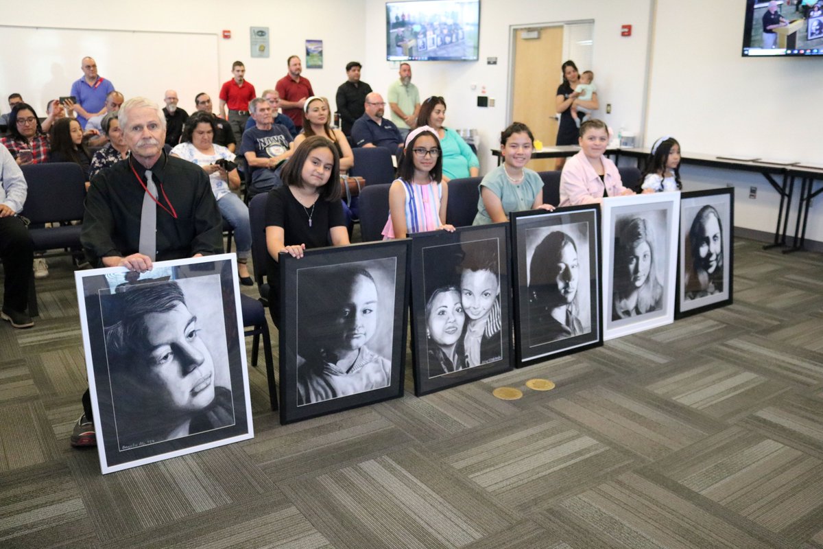 Mountain View Elementary advanced art students were recognized at the Governing Board meeting.  Board members were in awe of the big talent coming from such young artists!  This is the first time these students have used charcoal.  WOW!