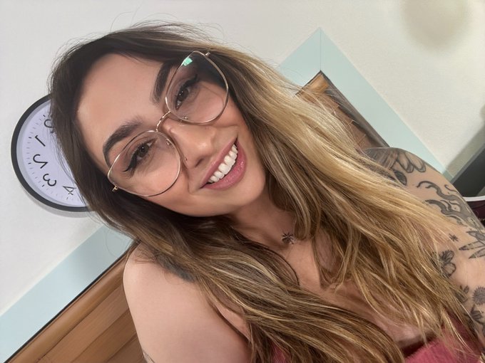 ohhh just chilling on a top bunk with baddies @Kaiia_Eve &amp; @jazminluvxxx 💋  cheering on the most talented