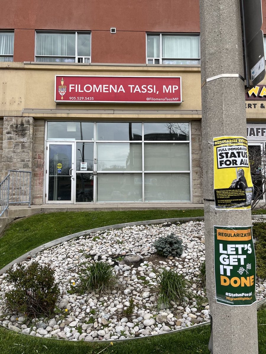 Local constituents in @FilomenaTassi's riding were supported by @MigrantRightsCA, @ButterflyCSW, and @SWAPHamilton this week to drop off the nearly 40,000 petition signatures supporting #StatusForAll and a regularization program for migrants as promised by @liberal_party