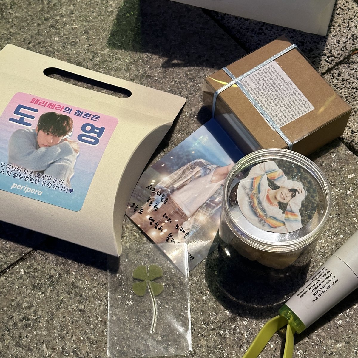Gifts that Doyoung &amp; Peripera prepared for fans at M Countdown Pre-recording:

- Peripera makeup products 💄 
- Engraved clover soap (On the soap: Early Spring, Little Light, Youth) 🧼 
- Clover 🍀 
- Cookies 🍪 
- Postcard