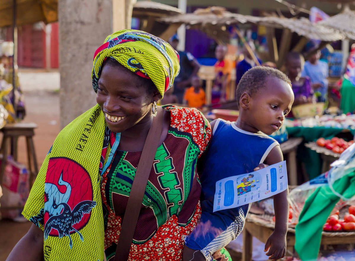 'J’ai compris que je peux mieux protéger ma fille contre le #Paludisme en la faisant vacciner' a déclaré Célestine, vendeuse de légumes au marché d'Allada. Le Bénin 🇧🇯 introduit ce 25 avril 2024, le vaccin antipaludique dans la vaccination de routine pour les tout-petits.