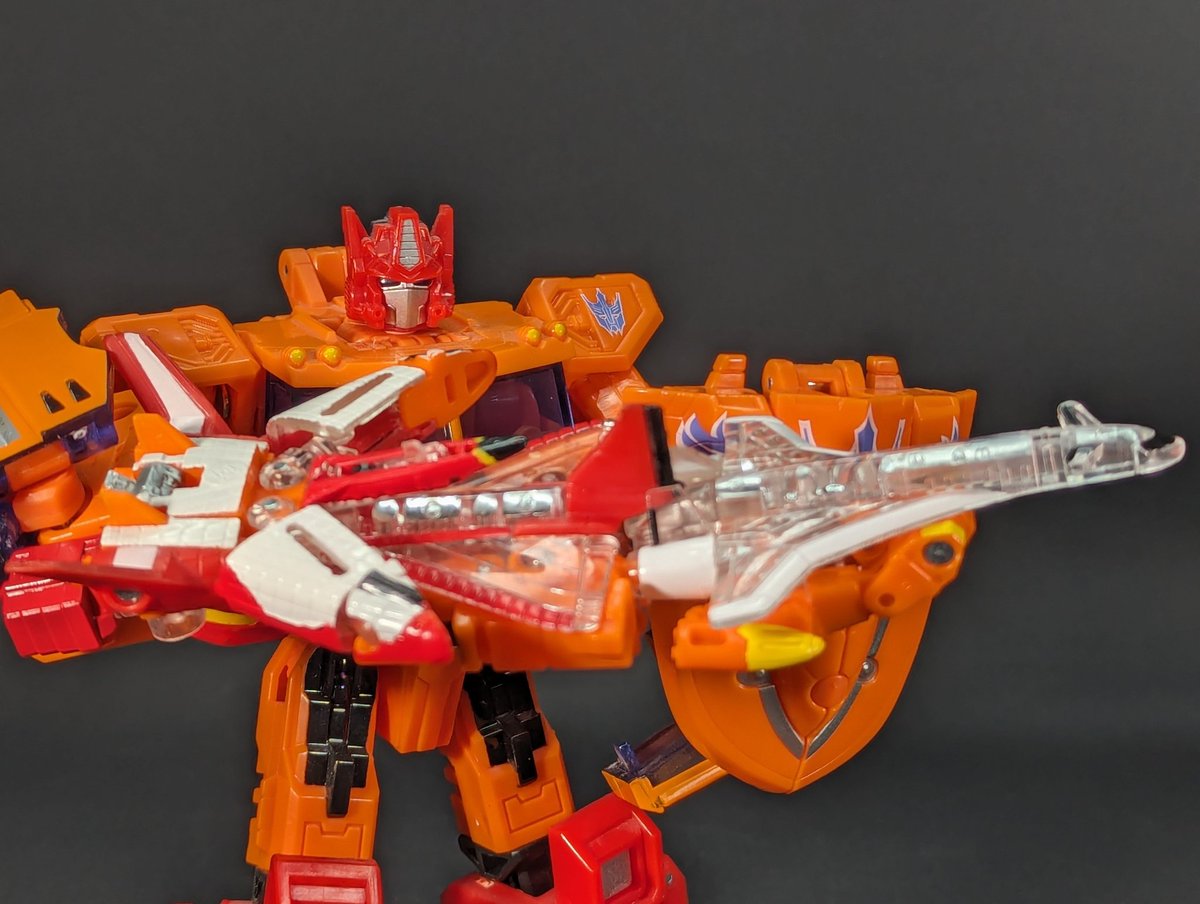 Orange you glad to see this?

📸 #Transformers #Botcon Fire Guts Ginrai with the Micron Legend X-Dinensions Star Saber