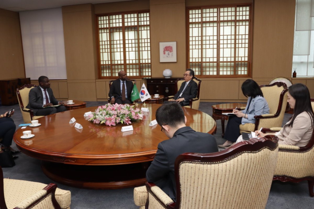 Yesterday, I met with the Republic of Korea’s Foreign Minister Cho Tae-yul, in Seoul to discuss ways to deepen cooperation in the implementation of the #AfCFTA & the upcoming Korea-Africa Summit. I expressed my appreciation for Korea’s continued support for the implementation 1/2