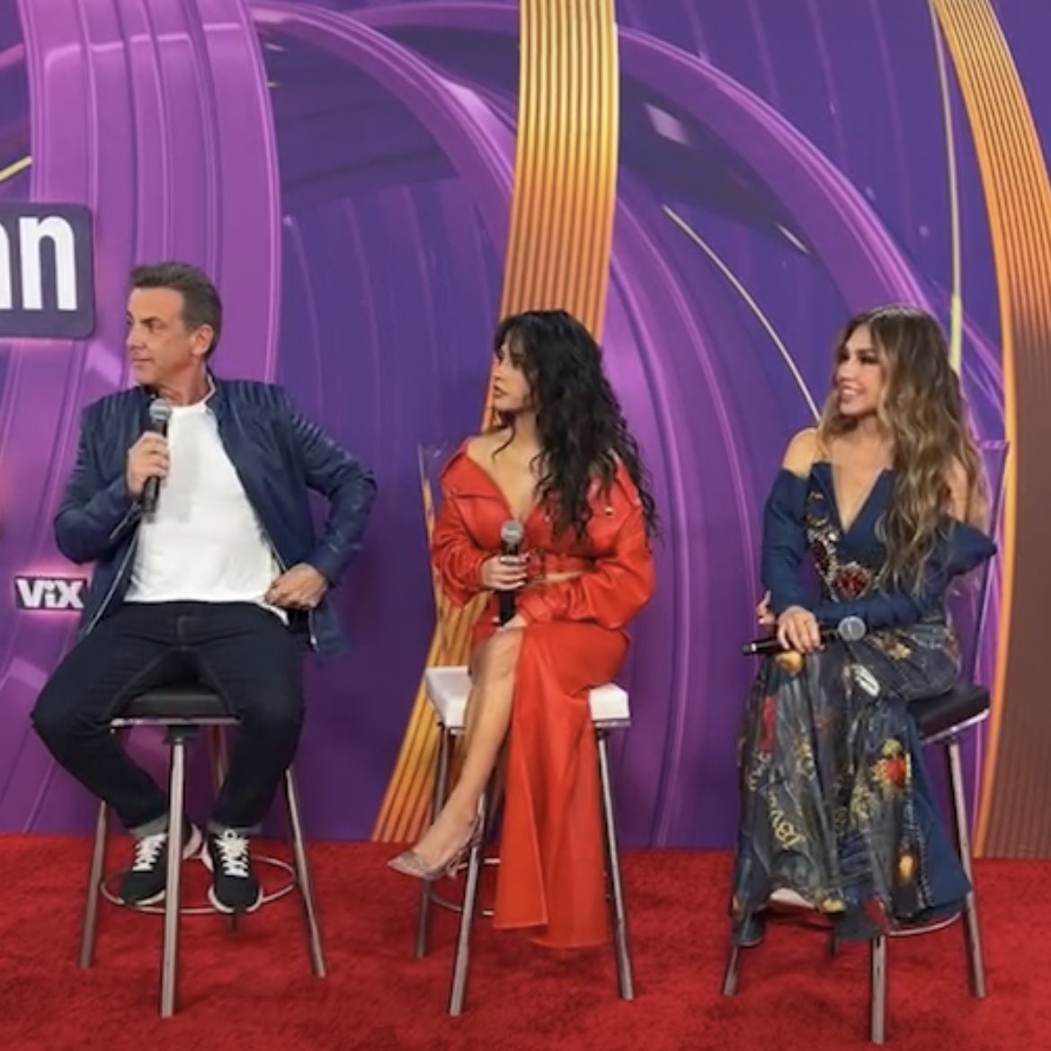 BeckyGMexico2's tweet photo. Becky G junto a Alejandra Espinoza, Carlos Ponce y Thalía en conferencia previo a los #LatinAMA, en Las Vegas. https://t.co/2HCbfGgjoF