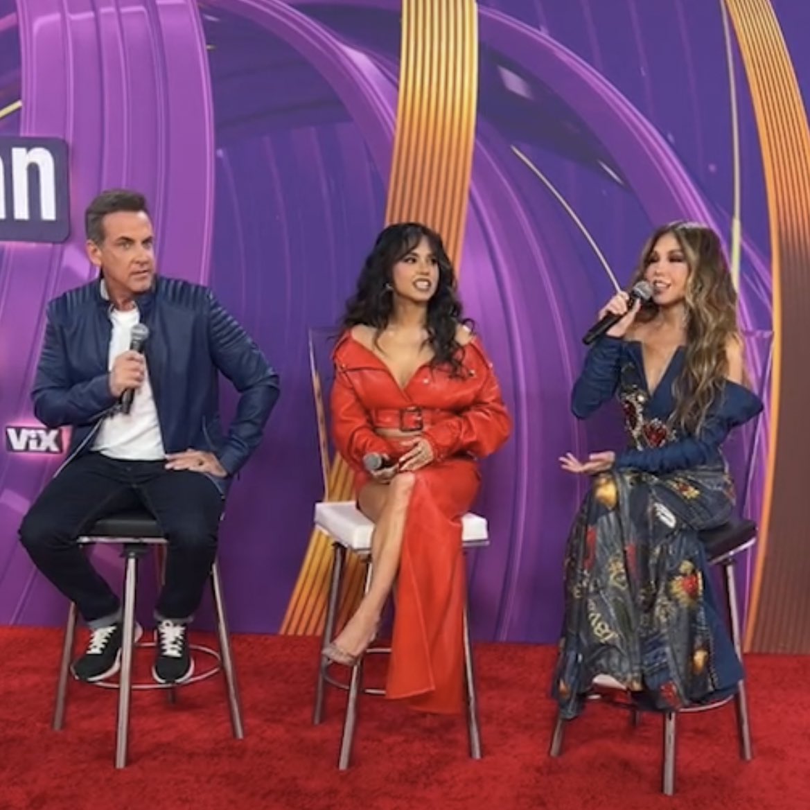 BeckyGMexico2's tweet photo. Becky G junto a Alejandra Espinoza, Carlos Ponce y Thalía en conferencia previo a los #LatinAMA, en Las Vegas. https://t.co/2HCbfGgjoF