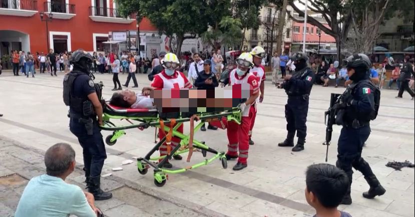#ÚltimaHora | Hombre se prende fueg0 en pleno Centro Histórico de #Oaxaca. Una persona se prendió fuego, frente a la catedral de #Oaxaca, sufriendo quemaduras en parte de su cuerpo, el hecho fue atendido por #Paramédicos de la #CruzRoja. Hasta el momento se desconocen los