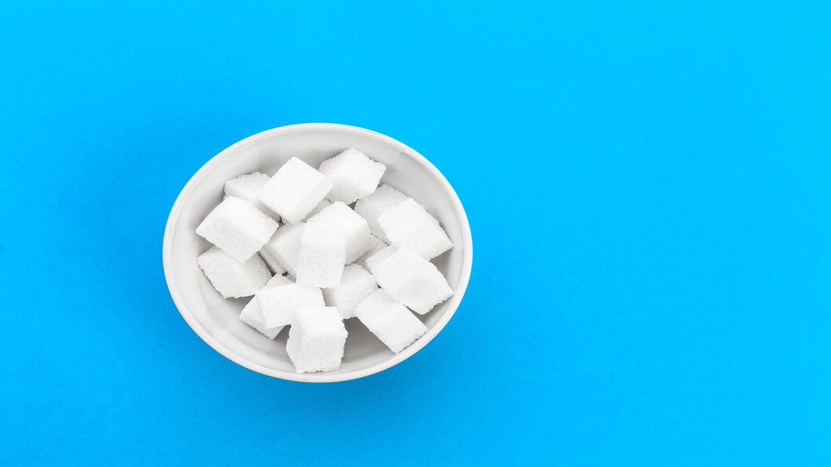 Zu viel Zucker birgt Gesundheitsrisiken. Tipps zur Reduzierung gibt es viele. Die Umstellung auf eine zuckerarme Ernährung kann Monate dauern. 
Auch bei natürlichen Süßungsmitteln ist die Menge entscheidend.
#evenionnews #foodnews #foodindustry #reduction2025 #sugarreduction