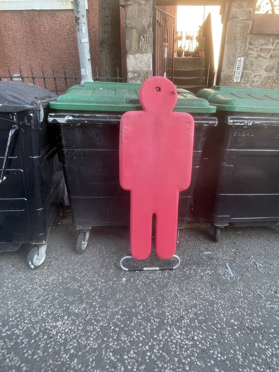 You had any runaways, @GlasgowGoMA ? This one’s hiding out by the bins in Abbeyhill in Edinburgh if the search party need to find him.