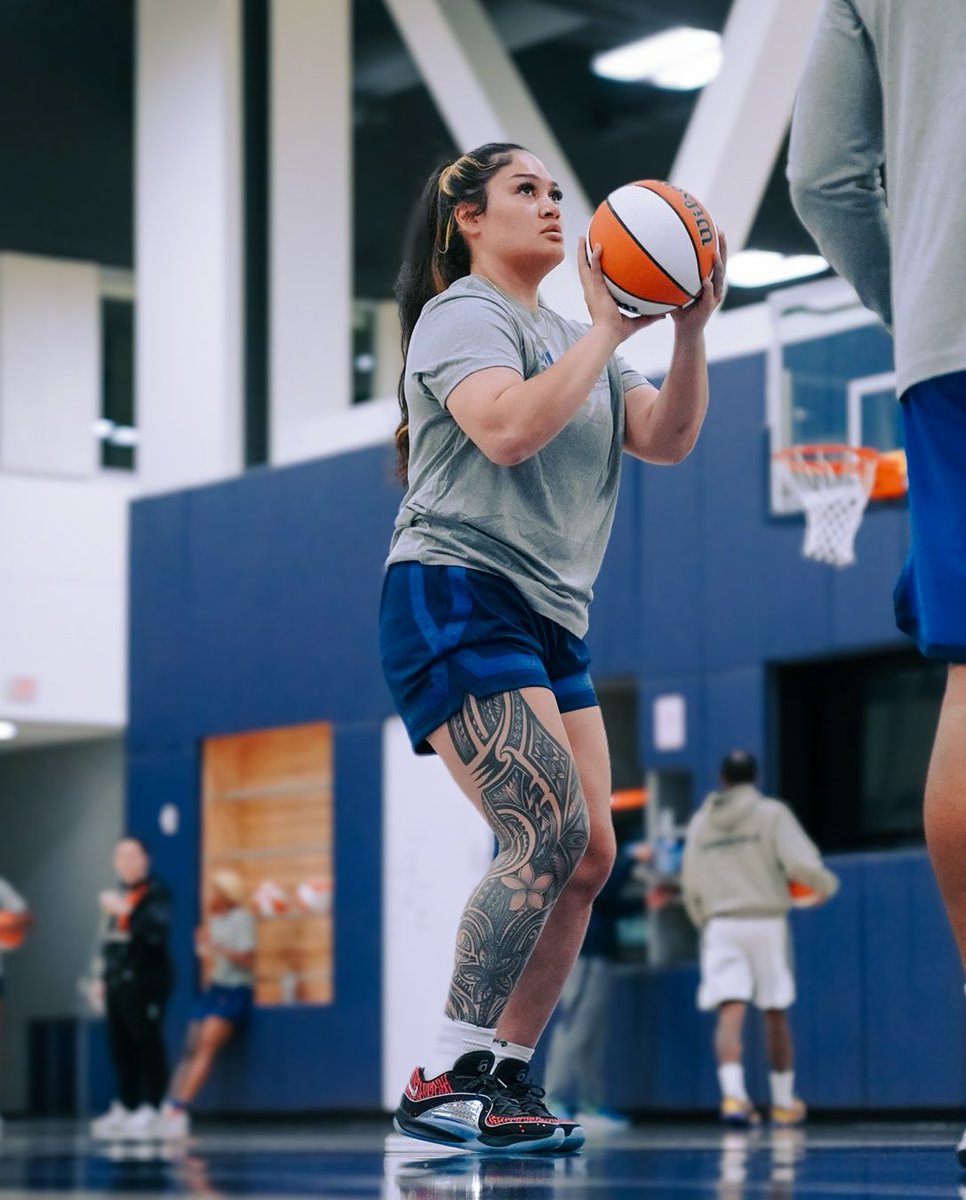 Back to work:  Alissa Pili (Inupuaq/Samoan) gets back to work in the lab after all the media responsibilities. Official practice begins this weekend for all WNBA teams.
#NativeAthlete #Inupiaq #Samoan #WNBA