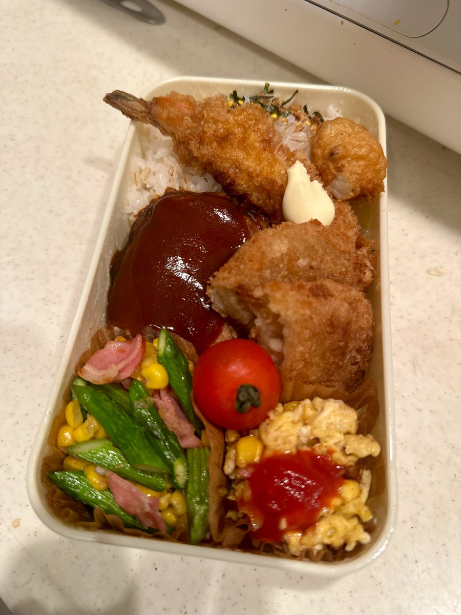 ハンバーグ弁当🍱
おはようございます😃
やっと晴れ！
 #お弁当日記  #お弁当作り楽しもう部 
せっかくのアスパラをあえて巻かない〜❣️