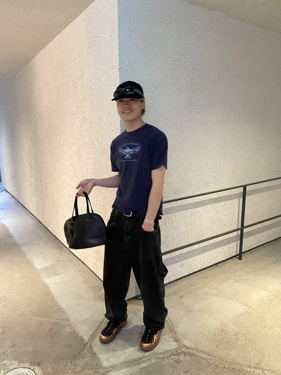 iknow45oo's tweet photo. これケツ半分出てるくらい腰パンしてるのに脚が長すぎて写真だとそう見えない
(あんまSNSでそういうこと言わない方がいいよ) https://t.co/caarhjsPgy