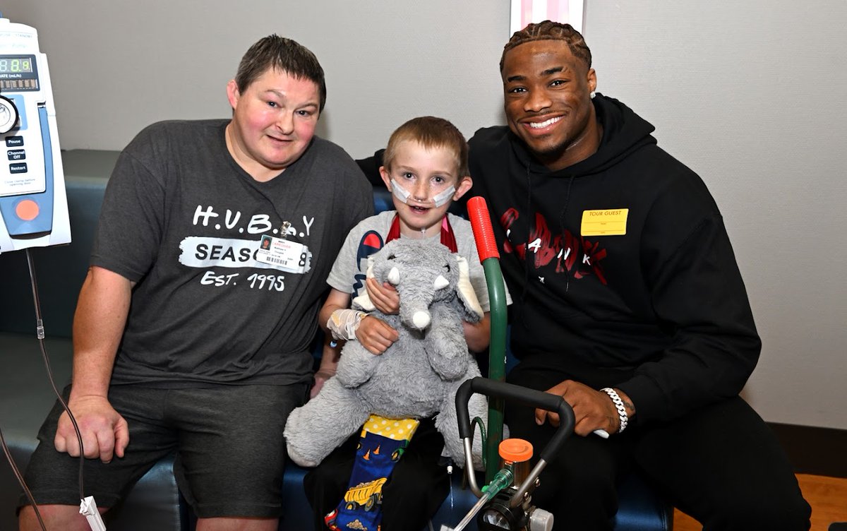 Children’s of Alabama inpatients were excited to spend time with @JalenMilroe, @AlabamaFTBL quarterback, this morning! He listened to their stories of bravery and shared encouragement with them. Our patients are grateful to have Jalen on their team—Roll Tide! ❤️