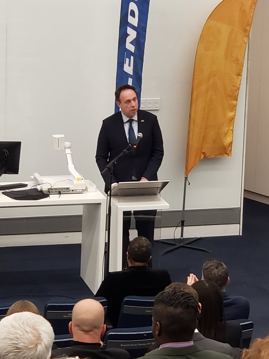 La lieutenante gouverneure @LGOntario, Edith Dumont et @Ont_OmbudsmanFR, Carl Bouchard, discute des ambitions ontariennes en langue française au campus @GlendonCampus. @AFOCSC est fière de participer à cette soirée du @ClubCanadienTO