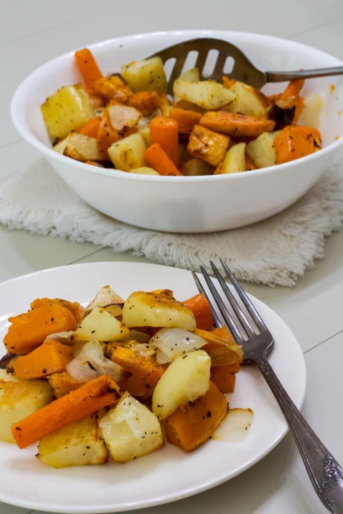 Roasting veggies makes natural sugars develop, resulting in a tasty side dish full of nutrients! Easy Oven Roasted Veggies ⇣ mindyscookingobsession.com/roasted-root-v… #veggies #healthyeating #healthy #sides #sidedishes #cooking #recipes