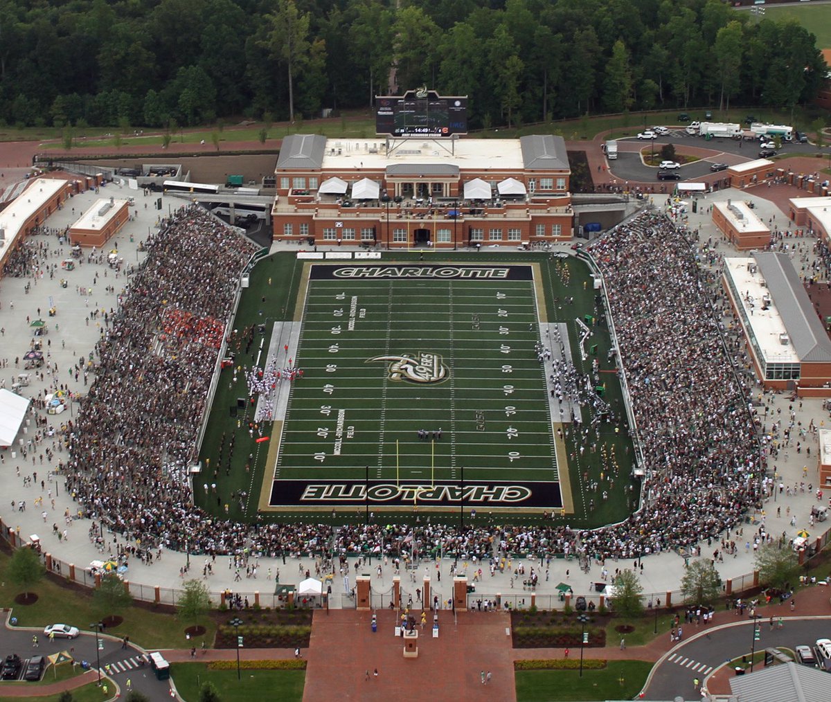 I am blessed to receive an offer from UNC Charlotte 💚🤍🙏  <a href="/TDGrays/">Coach T.D. Grays</a> <a href="/CoachJMSanders/">Justin Sanders</a>