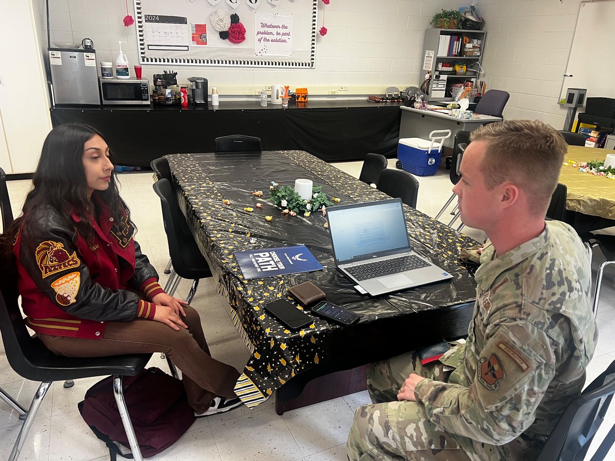 Aim High Karen! Ssgt Brown provided this young lady w information to embark on a career that only 3% of this nation courageously volunteer for! 💙@nsallis_EDHS @EDAztecs_HS