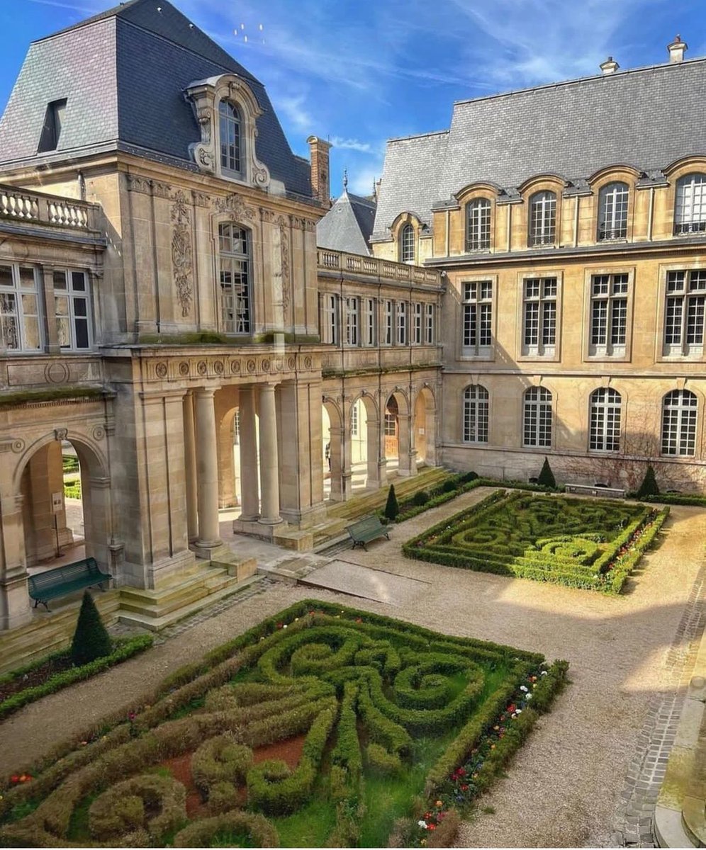 Triste état des buis du Musée Carnavalet. 🤦🏻‍♂️

Mais c’est pas grave les escrologues gèrent la ville 🤬🤬🤬🤬