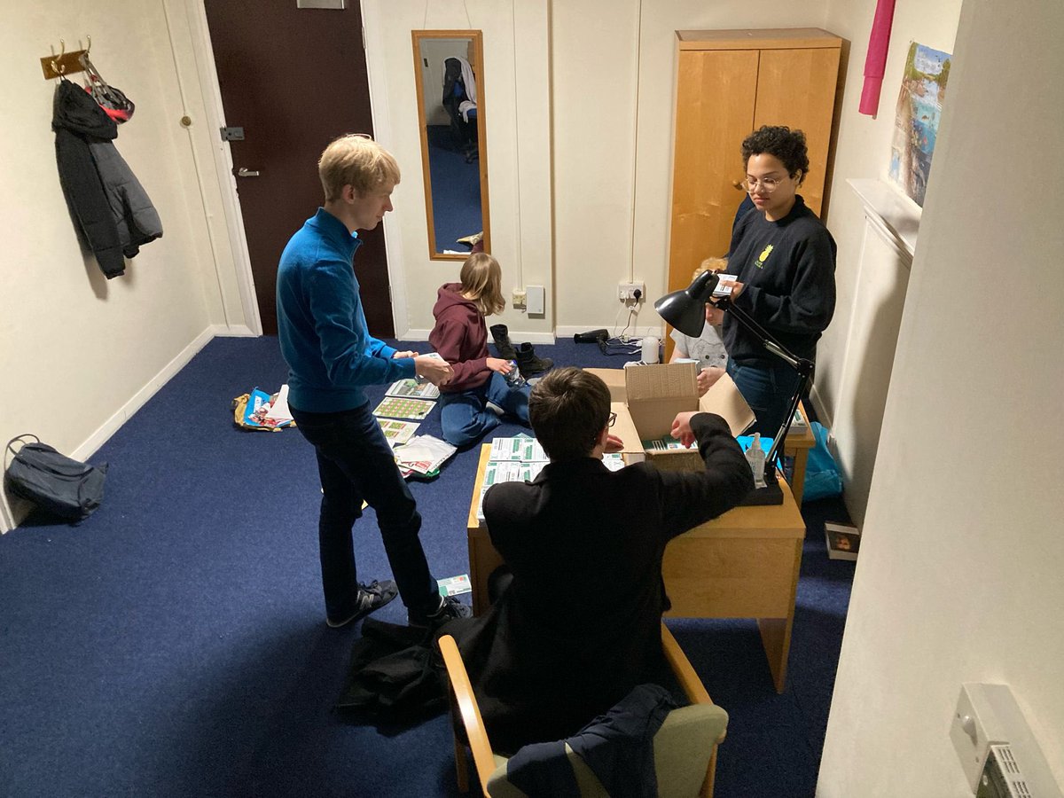 The @cambridge_yg are one of the driving forces behind the @CambridgeGreens’ recent success 💚 After our AGM the other night, where we confirmed our committee for the next year, we prepped some leaflets for students - nobody should be excluded from the democratic process ✊