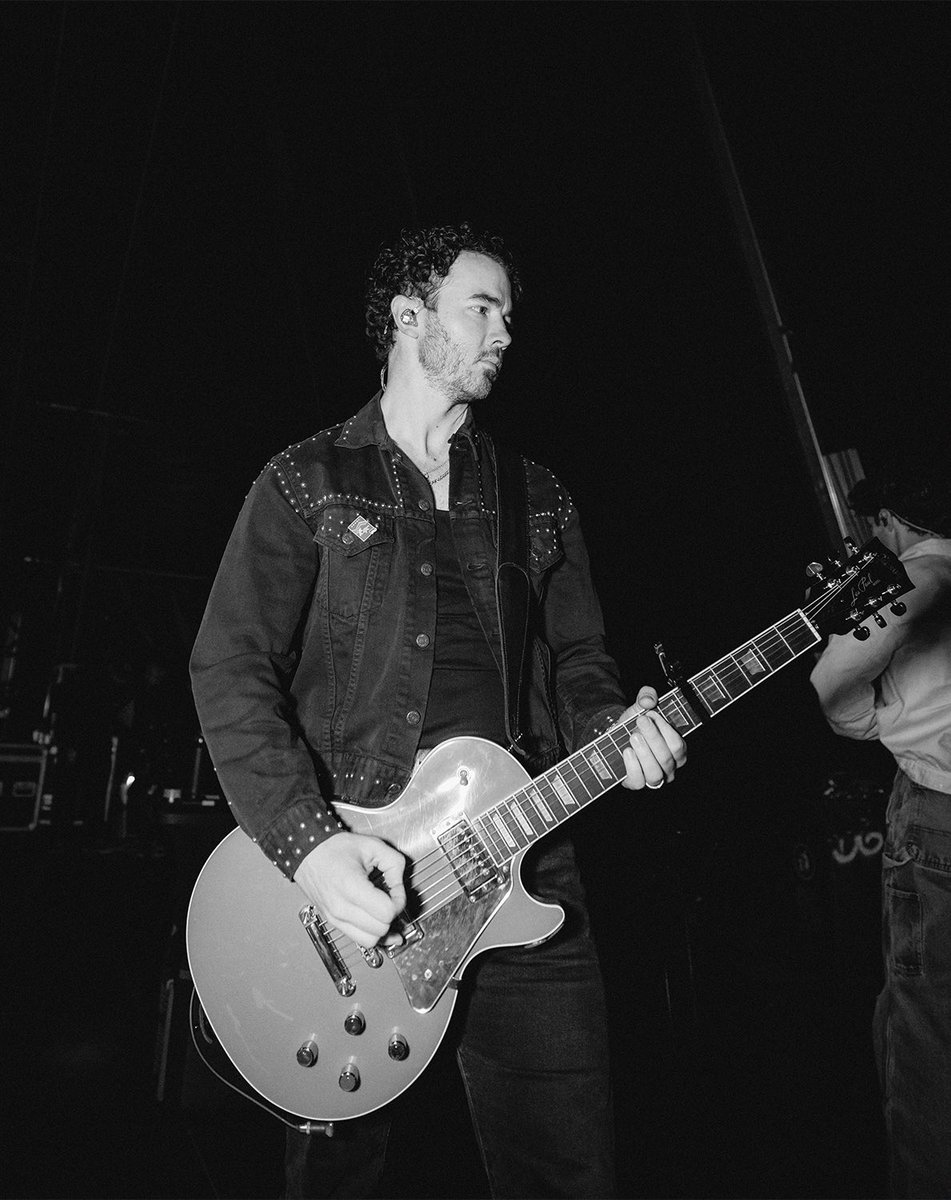 kevin jonas tweet media