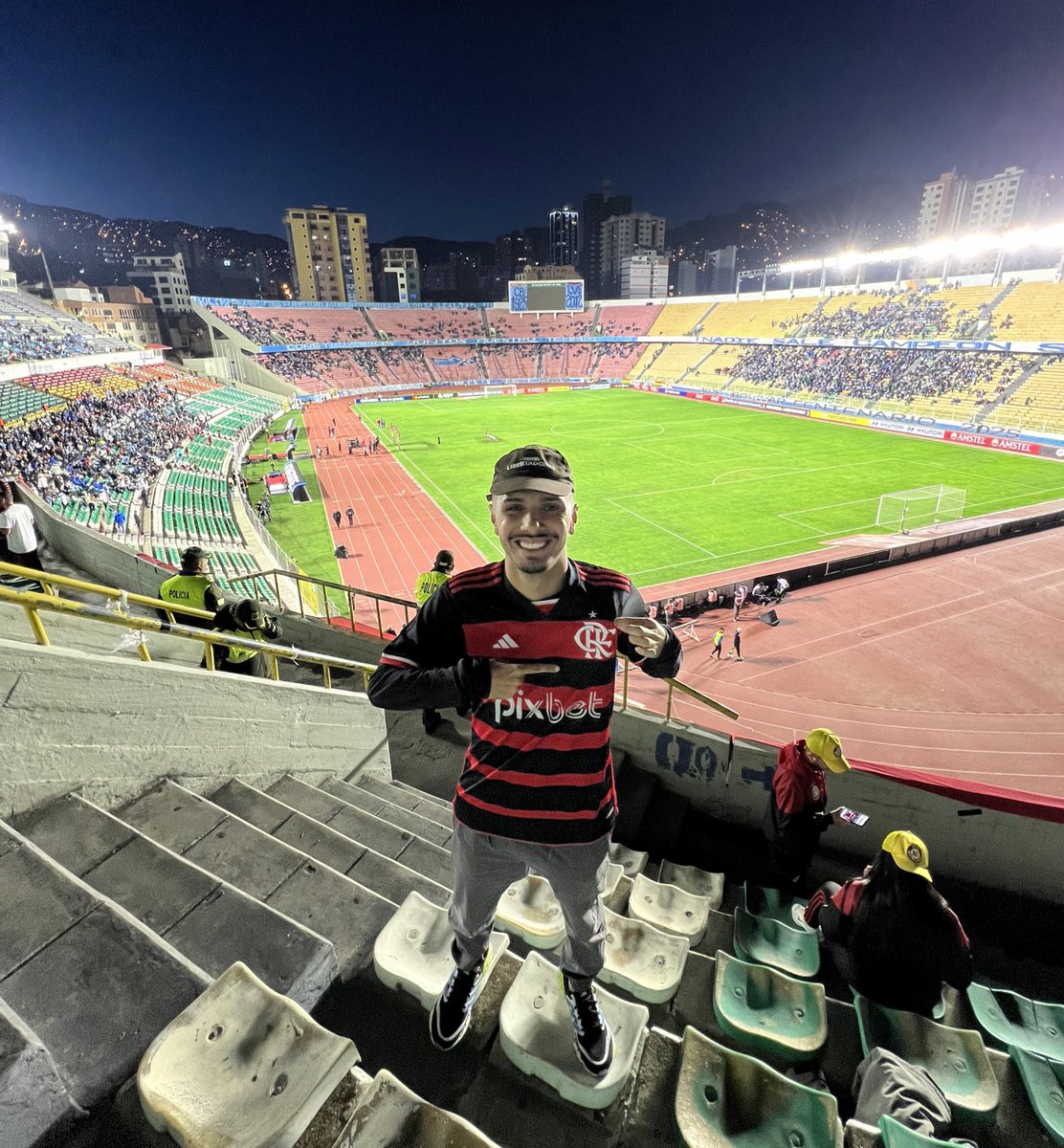 A vida é muito louca. Na última vez que o Flamengo jogou na altitude da Bolívia, eu trabalhava no telemarketing e nem o jogo consegui assistir. Hoje estou aqui realizando o meu sonho de viver a famosa altitude. Deus é bom 🙏