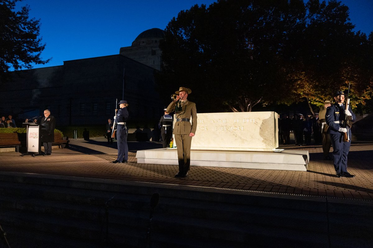 A crowd of more than 32,000 people gathered in the dark this morning at the Australian War Memorial for the #AnzacDay Dawn Service, commemorating the 109th anniversary of the Gallipoli landing.