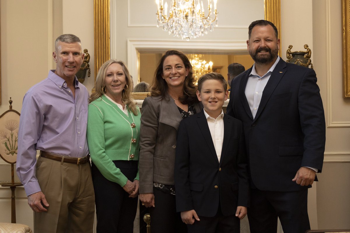 It’s an honor to have dinner with an astronaut, especially when she is a @USMC fighter pilot. Great to see you again, @Astroduke, and a pleasure to get to know your family. Trish and I are grateful for what you’ve done, and continue to do, for our Country and our Corps.