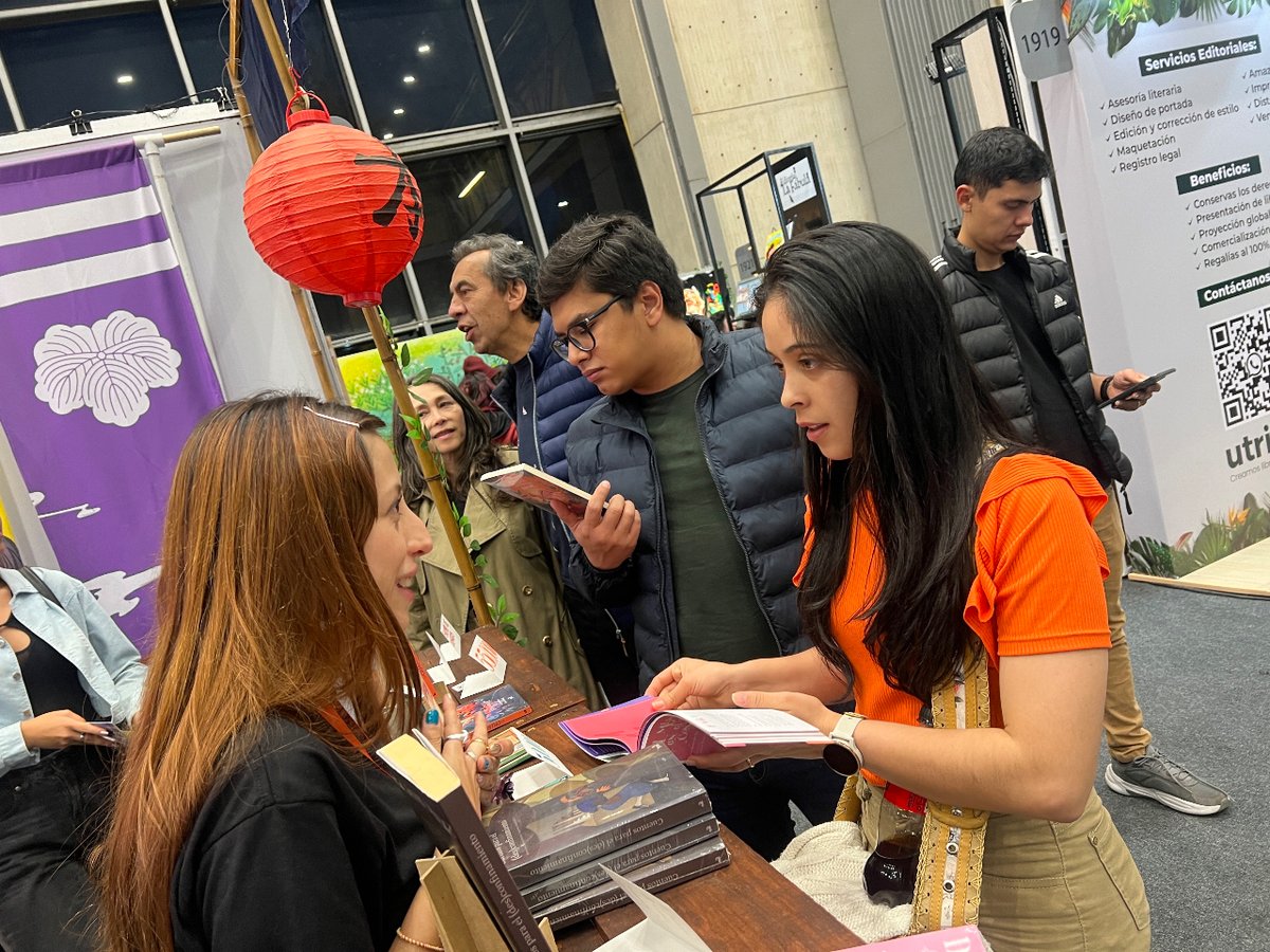 tanuki_libros's tweet photo. Ella es @carohnijinsky, una de nuestras libreras ✨Los libreros en #Filbo2024 son nuestros héroes 🤍 son guardianes de mundos infinitos, custodios de historias por descubrir y guías en el viaje del conocimiento. Con pasión y dedicación, abren las puertas a universos inexplorados https://t.co/no6BrGdrsB