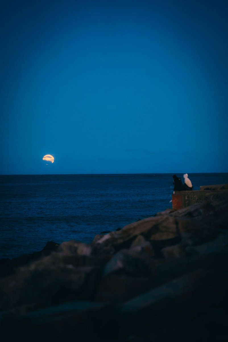 Hoy. La luna llena sobre el Mar @ 6:38pm 🥹 Playa Grande. Mar del Plata 📍