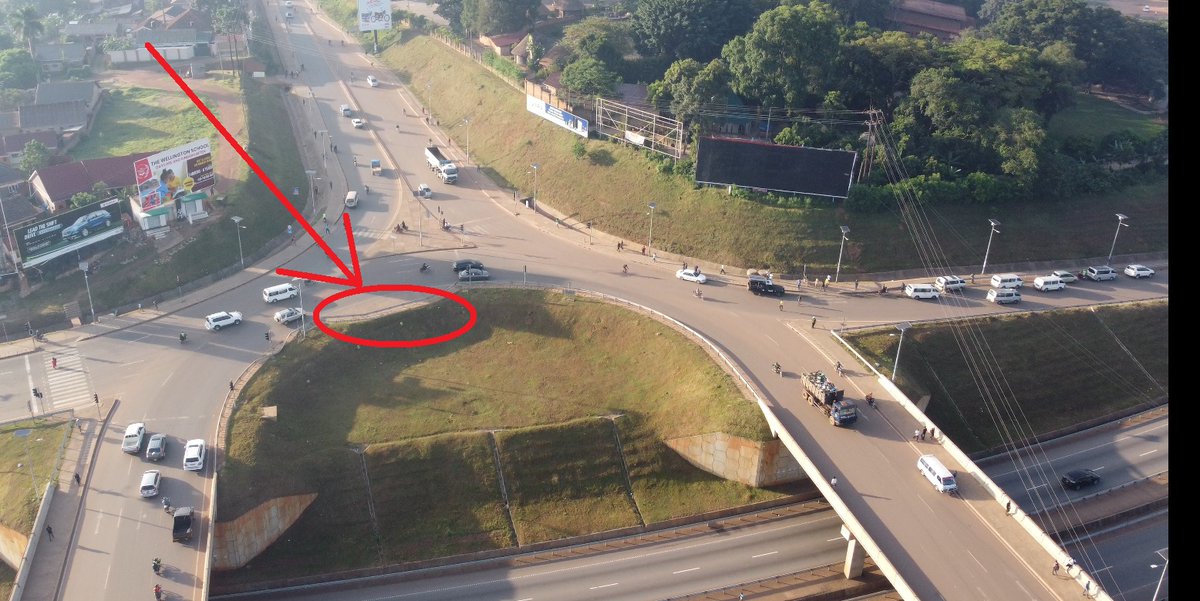 Ever wondered about those laybys on the Northern Bypass roundabouts? Turns out, they're not for parking – surprise! So, what's their purpose? And why so many? 🤔 The answer: they're for traffic signal maintenance crews! These folks keep our traffic lights working, and the laybys…