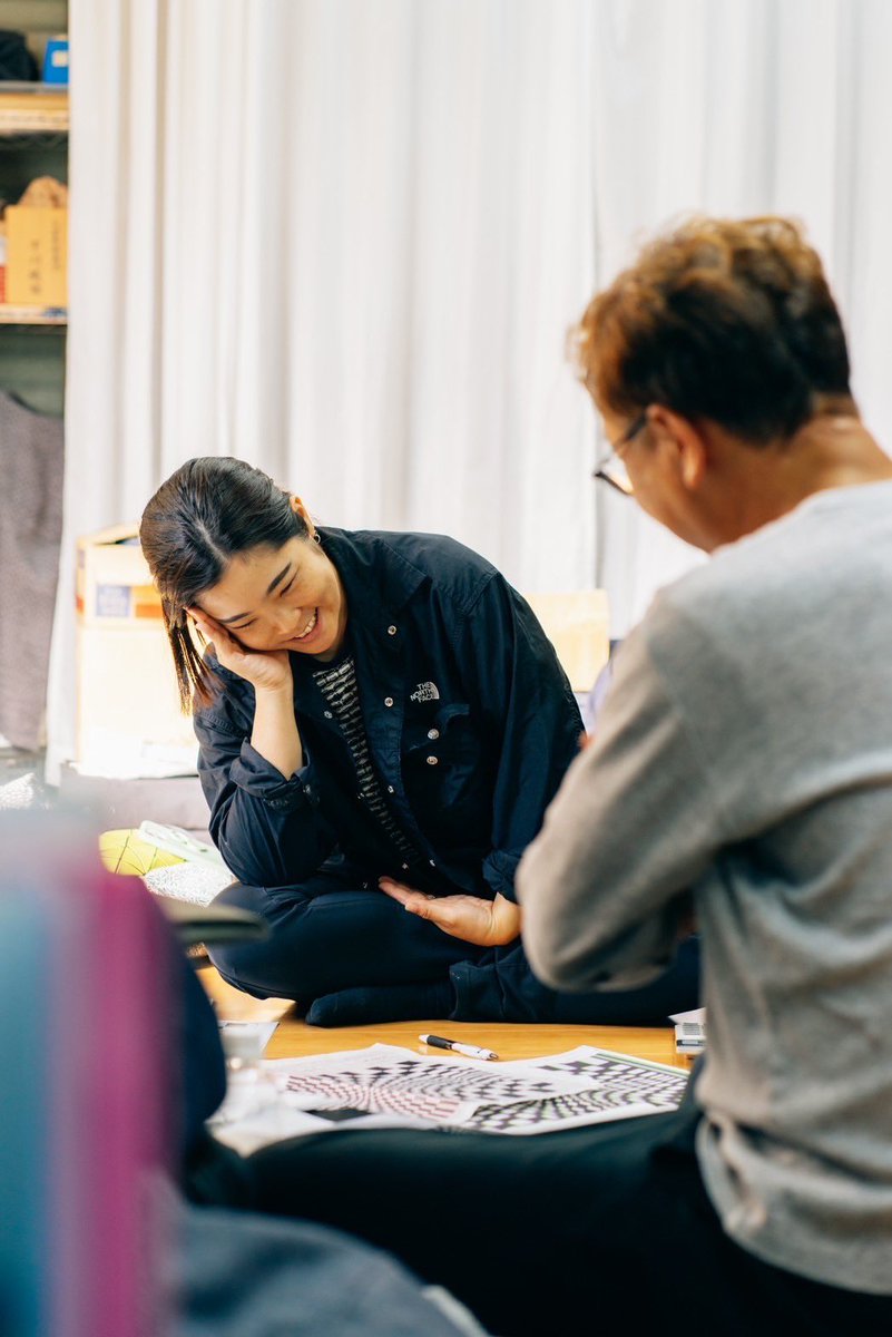 工場見学の目的
下川織物は、オープンマインドで誰でも工場見学することができる。
絣職人に関心を持ってくれる人
絣を仕入れてビジネスチャンスをつかみたい人
久留米絣を海外に広めたい人
共に同じビジョンを描ける人との出会いを引き寄せるために工場見学という
入り口を作っています。