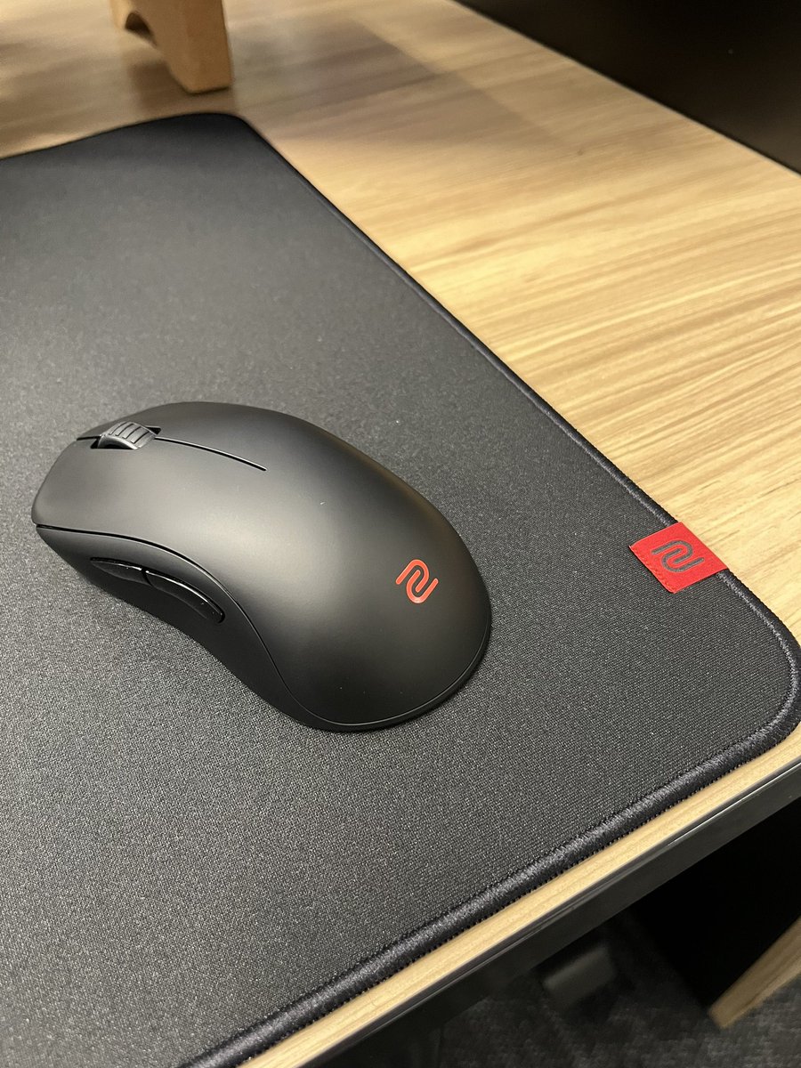 Shoutout to @ZOWIEbyBenQUSA for sending me the U2 mouse as well as the G-SR II! I’ve been loyal to the GSR-SE for a while now but this mat may might take its place. I’m also love the mouse, the shape is super comfortable 👌#ZOWIE #U2Mouse
