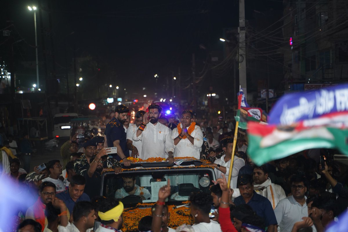 iChiragPaswan's tweet photo. • आभार शेखपुरा •

कल देर रात शेखपुरा में रोड शो के दौरान उमड़ा ये जनसैलाब दर्शाता है की जमुई लोकसभा क्षेत्र से एनडीए प्रत्याशी श्री अरुण भारती जी की जीत रिकार्ड मतों से सुनिश्चित है।
मैं शेखपुरा की जनता का आभार प्रकट करता हूं जिन्होंने मुझे इतना प्यार और स्नेह दिया। https://t.co/BWCCItQ83K