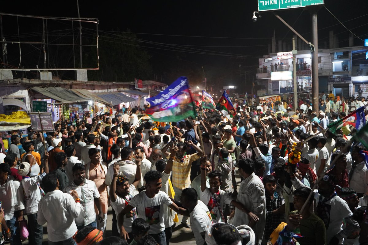 iChiragPaswan's tweet photo. • आभार शेखपुरा •

कल देर रात शेखपुरा में रोड शो के दौरान उमड़ा ये जनसैलाब दर्शाता है की जमुई लोकसभा क्षेत्र से एनडीए प्रत्याशी श्री अरुण भारती जी की जीत रिकार्ड मतों से सुनिश्चित है।
मैं शेखपुरा की जनता का आभार प्रकट करता हूं जिन्होंने मुझे इतना प्यार और स्नेह दिया। https://t.co/BWCCItQ83K