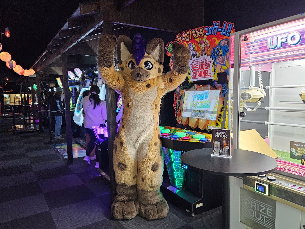 Being a bishi bashi channel champ at <a href="/LuckyCatArcade/">Lucky Cat Arcade</a>
 in little rock!

#FursuitFriday #yeen #hyena #furryfriday #furryfandom #Arkansas #arcade

✂️<a href="/RSKemono/">Raging Sea Kemono</a>
📸 <a href="/bigfurrycat/">Archicat</a>