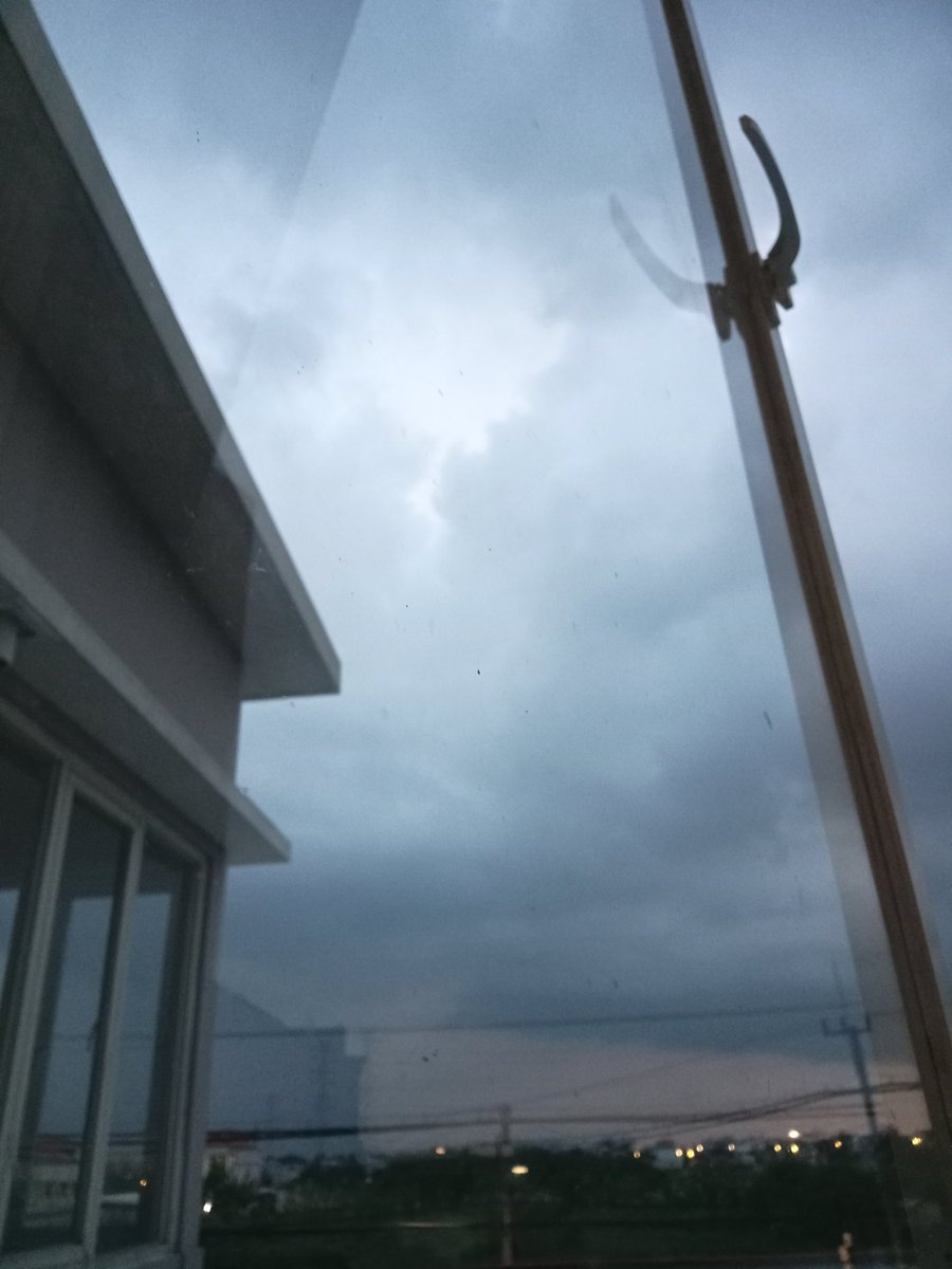 udangabon204's tweet photo. Dibawah Langit surabaya
Atau atap kost sidoarjo
Pada akhirnya tetap dibawah langit brebes. https://t.co/FWM9sXXRgO
