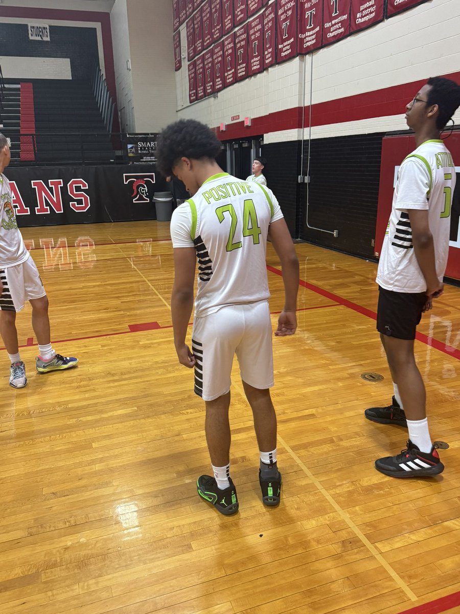 T2GElit3's tweet photo. Proud Of The Gang, Good Start To The @thephcircuit … 1-0 Were On A Mission!!
It’s Business Trip… So proud Of These Young Men And How Far They Have Came!!
💚GANG💚 https://t.co/YmbrMg9pxR