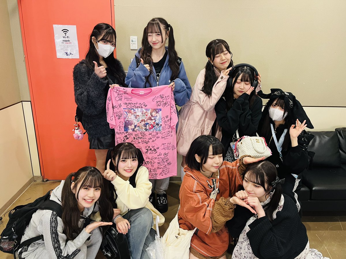 info_iLiVE's tweet photo. 【プレゼント企画】

iLiVE! Vol.12ありがとうございました❕

先日のiLiVE! Vol.12の出演者さんのサイン入りTシャツ1枚、サイン無しTシャツ5枚を計6名様にプレゼント🎁

応募方法はこちらのツイートをRP &amp;このアカウントをフォローのみ♡

#iLiVE https://t.co/2SBtLBbo1f