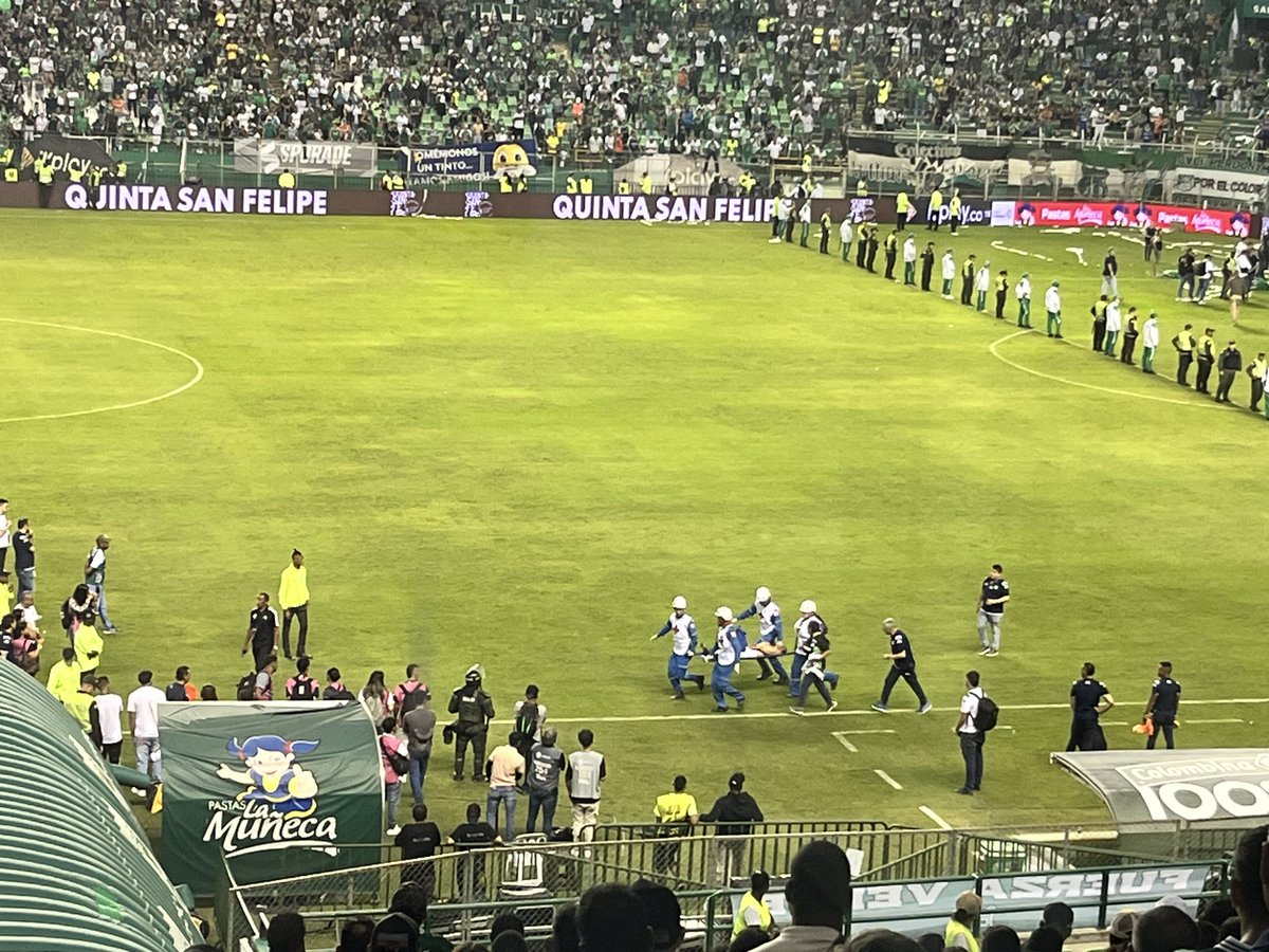 claradeportes's tweet photo. Tema de nunca acabar en el fútbol, sea cual sea el equipo o el escenario ya se volvió costumbre estas escenas; gente atemorizada, heridos y partidos sin concluir. #Incertidumbre 
Y eso que el @MinDeporteCol aprobó  el protocolo de seguridad 🙈 https://t.co/ibLCyCNIFv