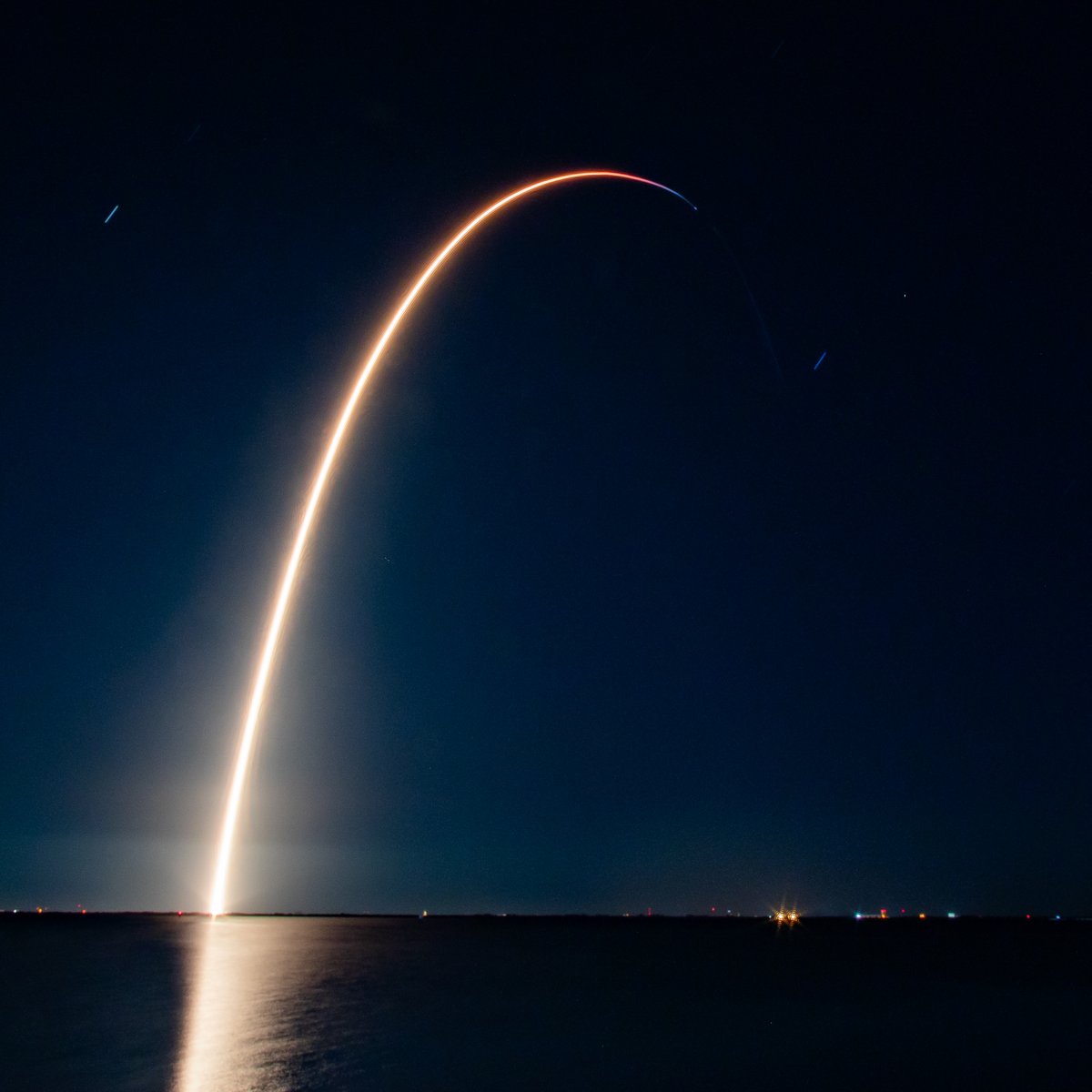 SpaceX breaks another incredible record tonight after launching and landing the same rocket 20 times! This Starlink mission lifted off at 9:40 p.m. ET from Florida with Falcon 9 B1062 becoming the first booster to be reused 20 times. 📷: Me for @SuperclusterHQ