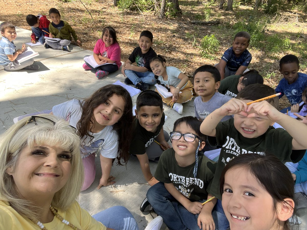 It was such a beautiful day today, so we took writing outside. #DavisDarlings #DualLanguage #TeamNBE @HumbleISD_NBE