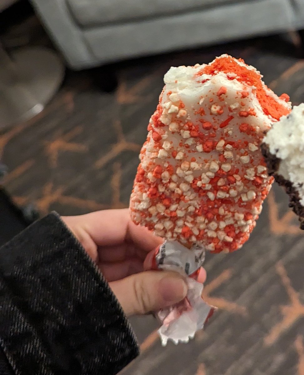 People who know, KNOW THIS IS THE BEST BITE! RIGHT? @KingSmiggles has never had one of these bad Bois, tell him I RIGHT POLL ⬇️