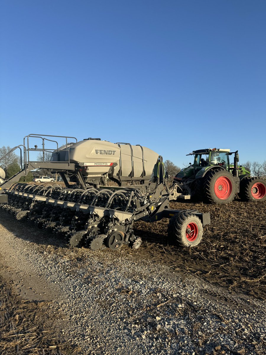 First day of planting 👍🏼 Grounds a lot more tacky than I was expecting. Switching gears to spraying burndown over the weekend. Cold weather and wet coming in next week. Would rather see dead weeds than cold seeds