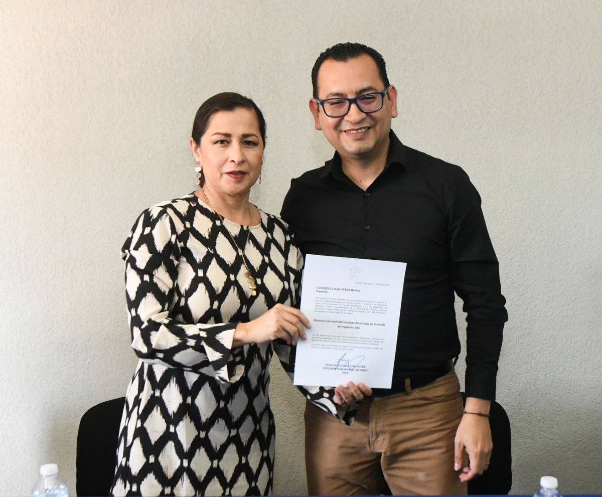 irapuatogob's tweet photo. Rodolfo Gómez Cervantes, Presidente Interino de #Irapuato, presentó ante el personal del IMUVII a Liliana Pérez Mares como Directora del Instituto de la Vivienda. 
Desde este organismo descentralizado seguirá trabajando en beneficio de las y los irapuatenses. https://t.co/qYT2tJV1gj