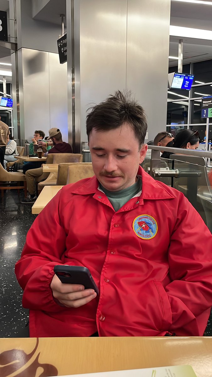 nextleveldrew's tweet photo. @davidliedtka this man just suggested we go to the USO while we wait for our flight. https://t.co/rf1eiiYOut