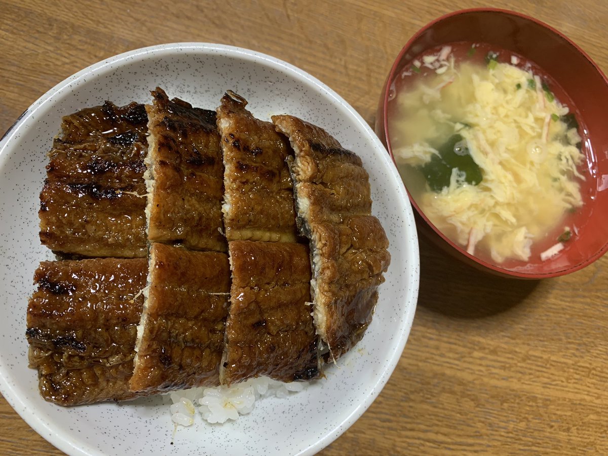 ハロハロ…ハロー☀️😊

お昼ごはーーん🙄

ママりんが…どうしても②

『 鰻が食べたい‼️ 』と言い張るので

✨✨鰻丼✨✨

にしました…👀ﾋﾄｶﾞﾀﾞｲｴｯﾄﾁｭｳﾔﾉﾆ😱

🍚は超少なめで😫ﾊｸﾏｲﾊ､ｱｶﾝﾈﾝ💢

私のダイエット生活は4日目にして
終わりそうな予感がします🤮（爆笑）