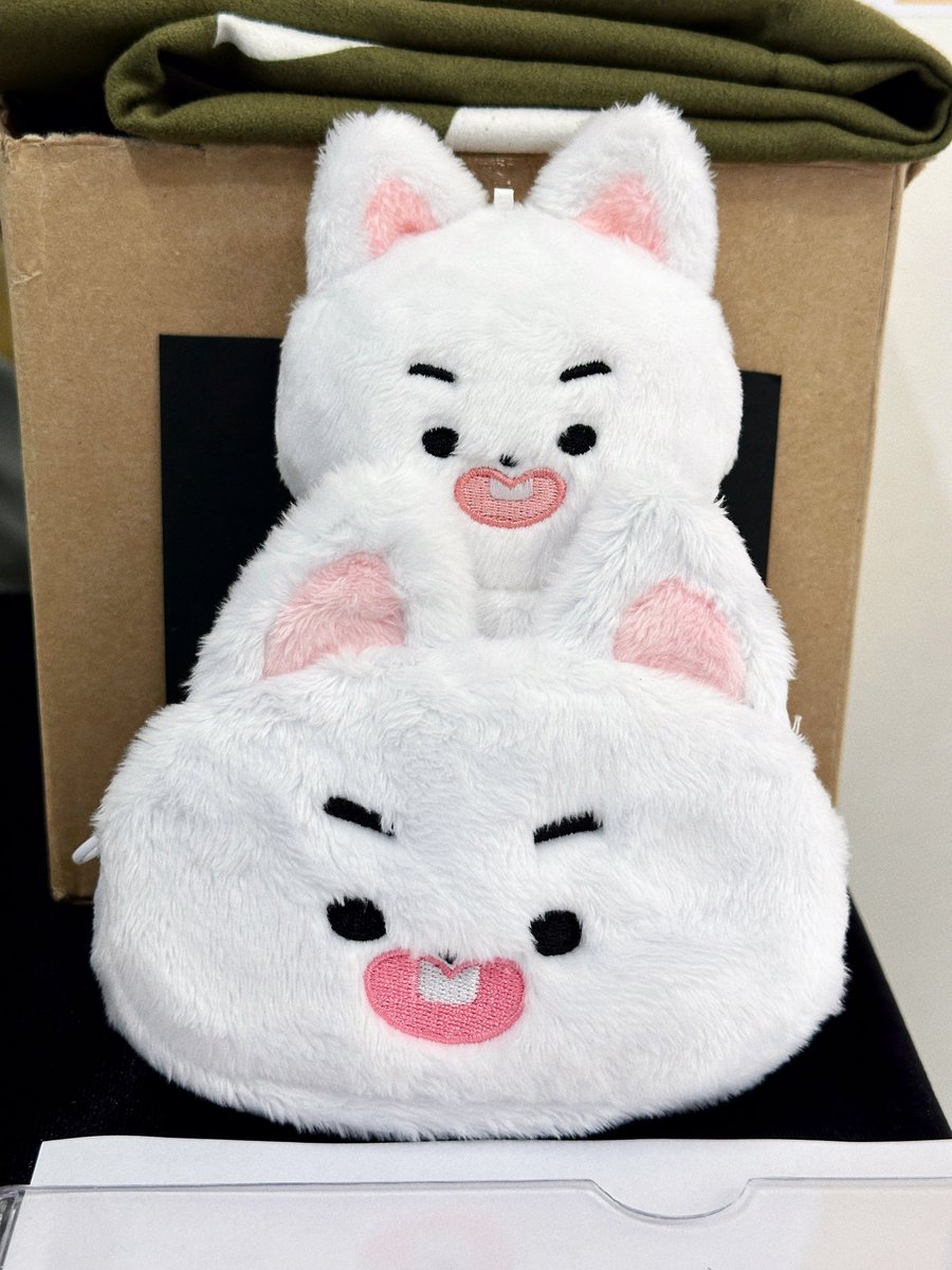 pyomoyed's tweet photo. 표모예드&amp;동전지갑 카페 굿즈존에서 현판합니다 🐶 https://t.co/DQVPNQRhYf
