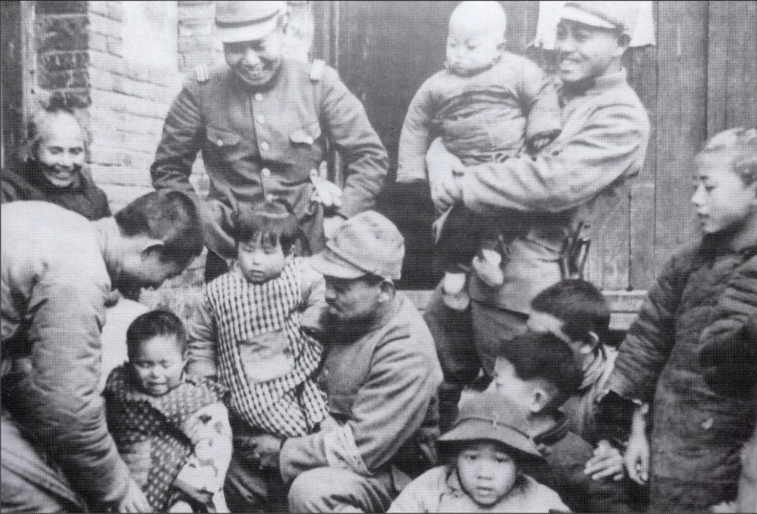 ✨ ほのぼの日本兵と中国人さん ✨ 『 ぅ、うわぁ～んんん』 「あららら、チビ助ったら 泣いちやったぁw」 なんて声まで聞こえてきそう、きっと兵隊さんも故郷の我が子を思い出しているのでしょうね。 (◍•ᴗ•◍)