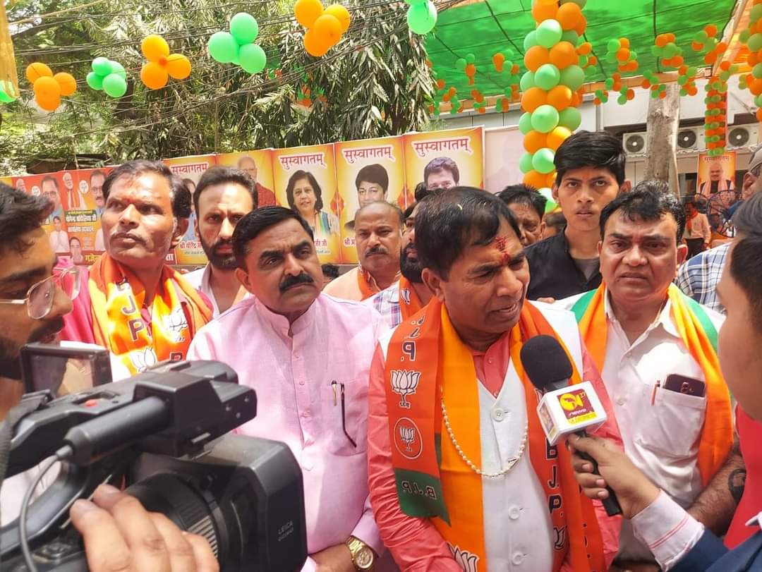 DeepuJainGarg2's tweet photo. आज रोहिणी सेक्टर 7 में उत्तर पश्चिमी लोकसभा के चुनाव कार्यालय के उद्घाटन कार्यक्रम में उपस्थिति रही।
कार्यक्रम में आदरणीय राष्ट्रीय महामंत्री श्री Tarun Chugh जी, आदरणीय प्रदेश अध्यक्ष श्री Virendra Sachdeva जी, आदरणीय प्रदेश उपाध्य्क्ष विनय रावत जी , उपस्थित रहे। https://t.co/1kKo2CBt6H