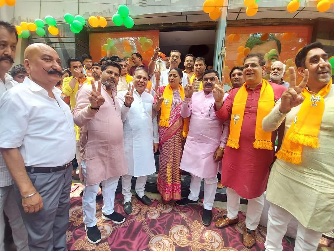 DeepuJainGarg2's tweet photo. आज रोहिणी सेक्टर 7 में उत्तर पश्चिमी लोकसभा के चुनाव कार्यालय के उद्घाटन कार्यक्रम में उपस्थिति रही।
कार्यक्रम में आदरणीय राष्ट्रीय महामंत्री श्री Tarun Chugh जी, आदरणीय प्रदेश अध्यक्ष श्री Virendra Sachdeva जी, आदरणीय प्रदेश उपाध्य्क्ष विनय रावत जी , उपस्थित रहे। https://t.co/1kKo2CBt6H
