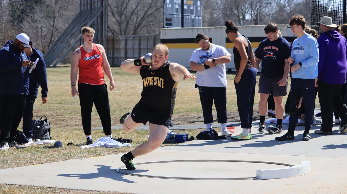 .@WSCXCTF men throwers excel at Sioux City Relays with event wins by Alex Altman and Daylin Mallory. #PlayforthePaw wscwildcats.com/news/2024/4/12…